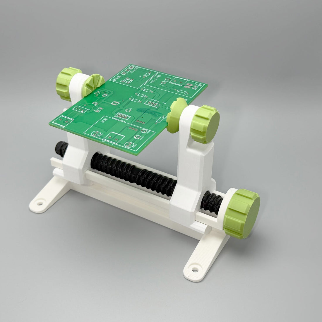 Cyberdeck ve DIY elektronik hobisi için PCB tutucu kullanılan düzenli çalışma alanı
