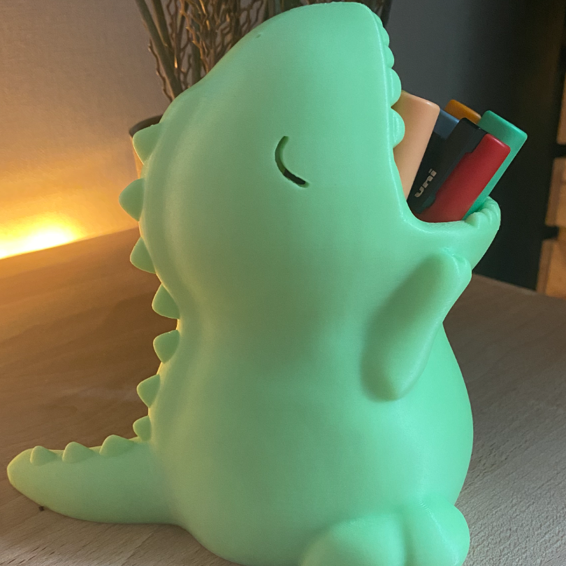 Nostaljik çocuk odası dekorasyonu için sevimli dinozor kalemlik ve retro masaüstü düzeni