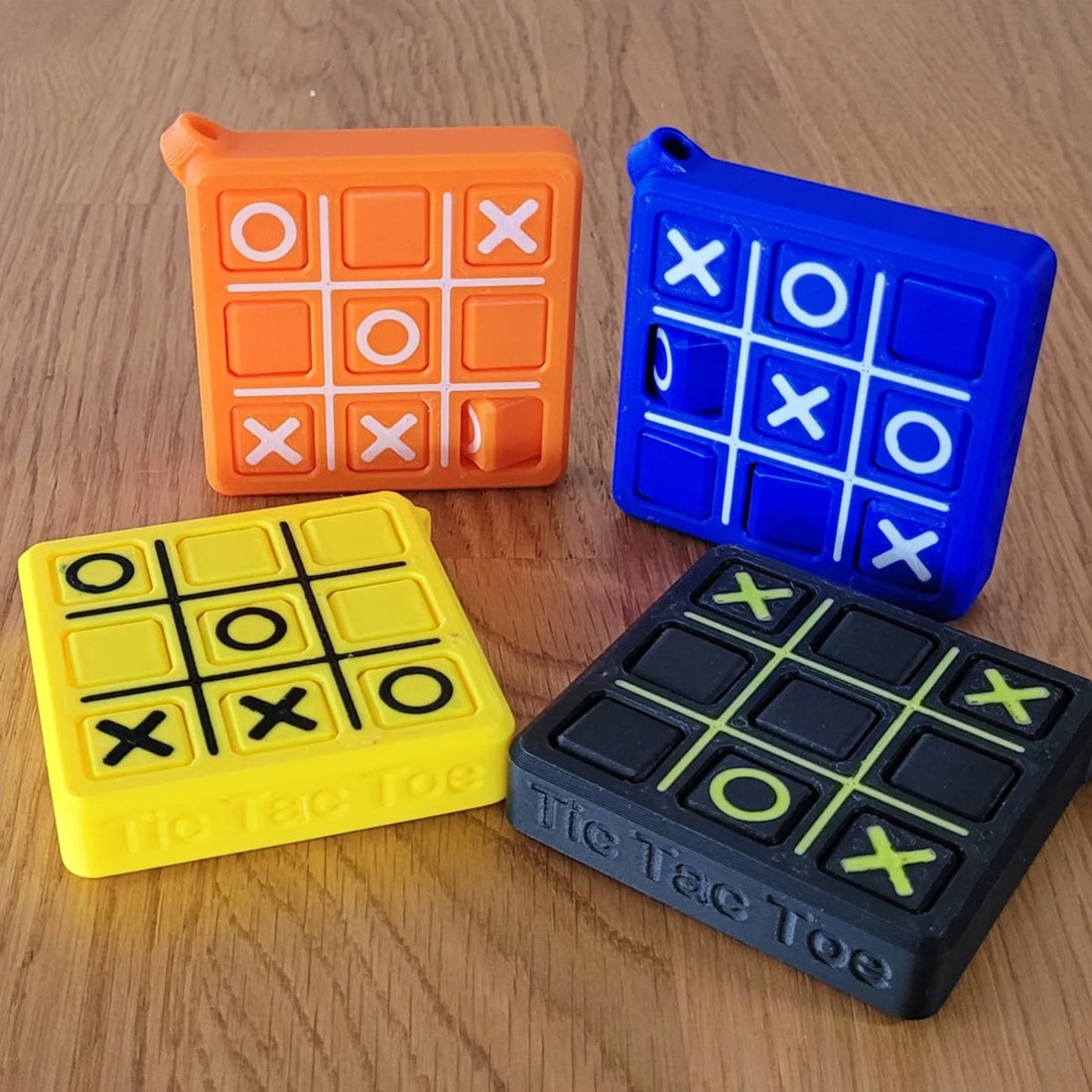 Evde oyun gecesi için XOX Tic Tac Toe oyunu ile sıcak ve sade masa düzeni