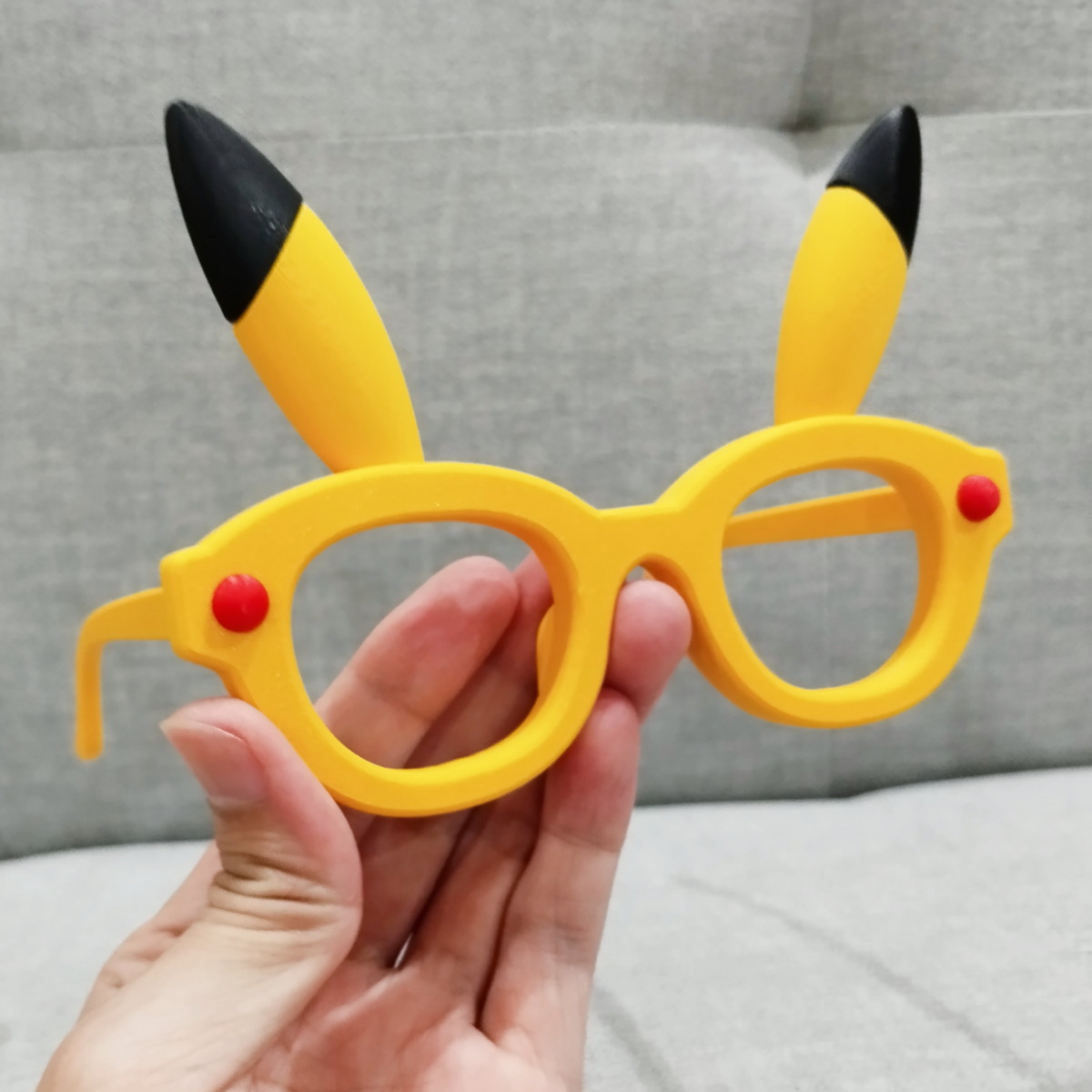 Halloween 2026 niche costume ve karakter aksesuarı trendi için Pikachu temalı parti gözlüğü