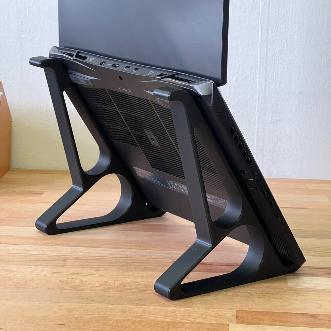 Okula dönüş için düzenli çalışma masasında ergonomik laptop standı
