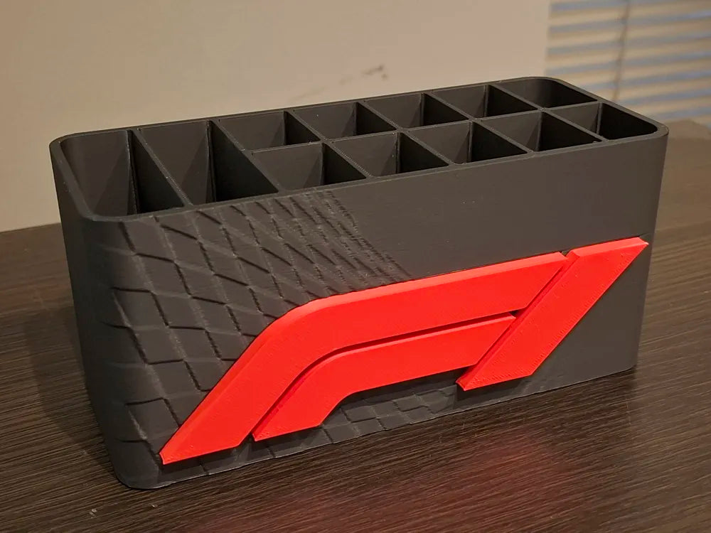 F1 Temalı Çok Bölmeli Masaüstü Kalemlik – Formula Yarış Dekorlu Organizer