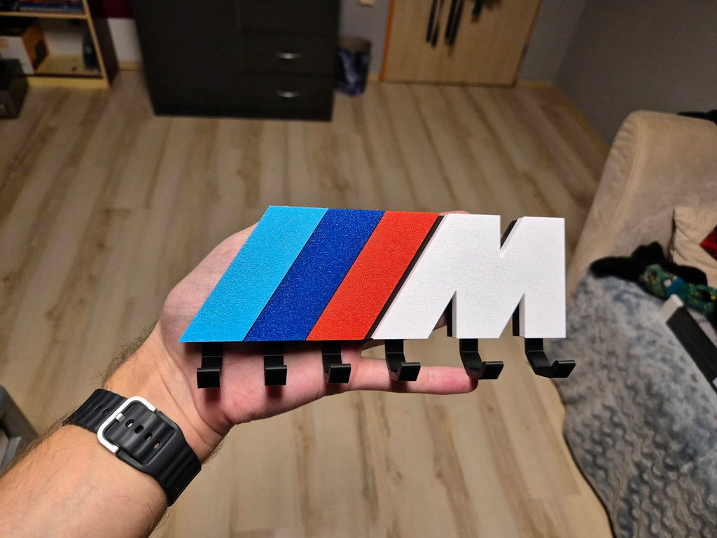 BMW M Tasarımlı Duvar Tipi Anahtar Askılığı – 6 Kancalı Dekoratif Organizer