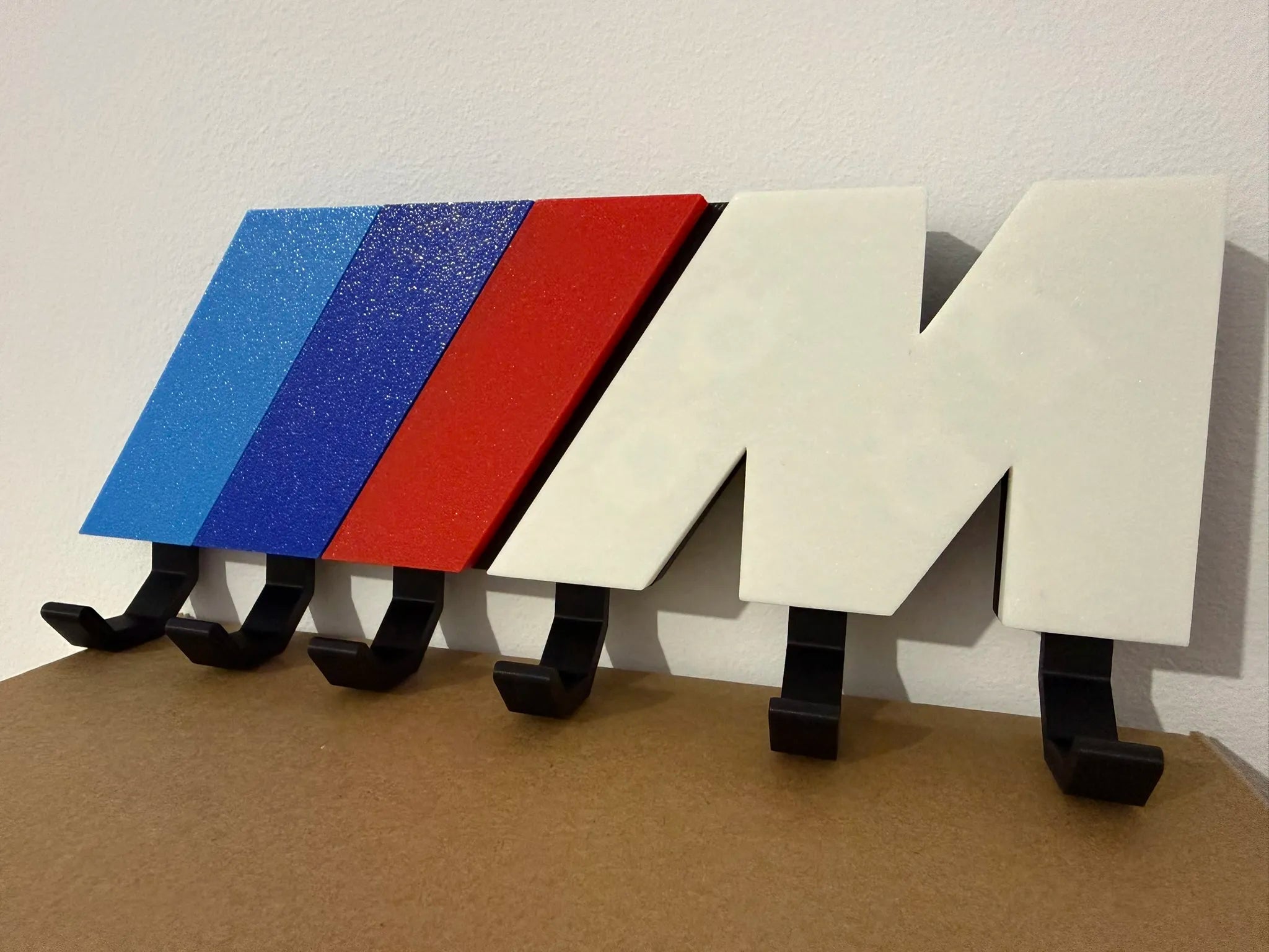 BMW M Tasarımlı Duvar Tipi Anahtar Askılığı – 6 Kancalı Dekoratif Organizer