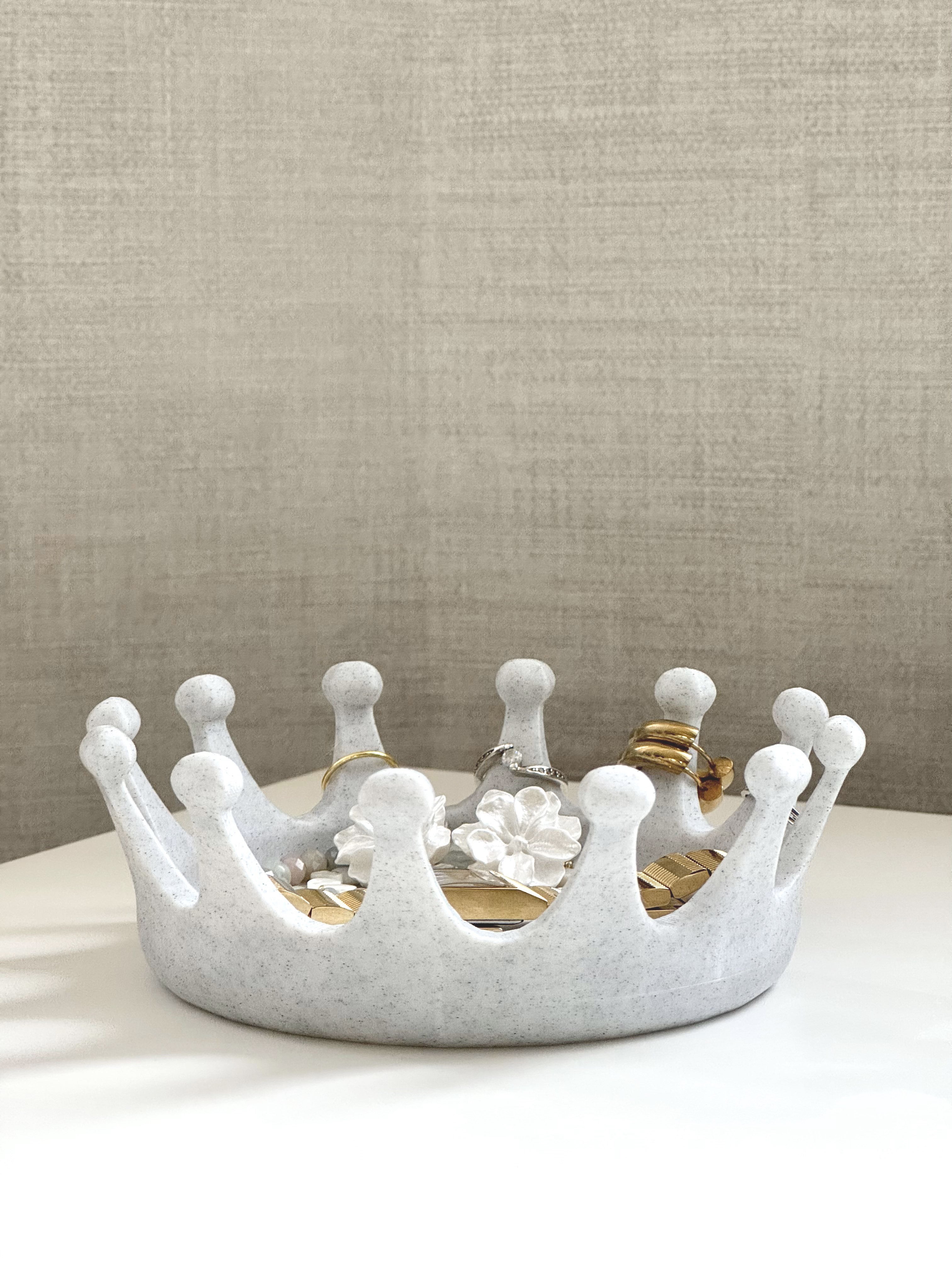 Taç Tasarımlı Dekoratif Takı Düzenleyici – Şık ve Modern Aksesuar Standı