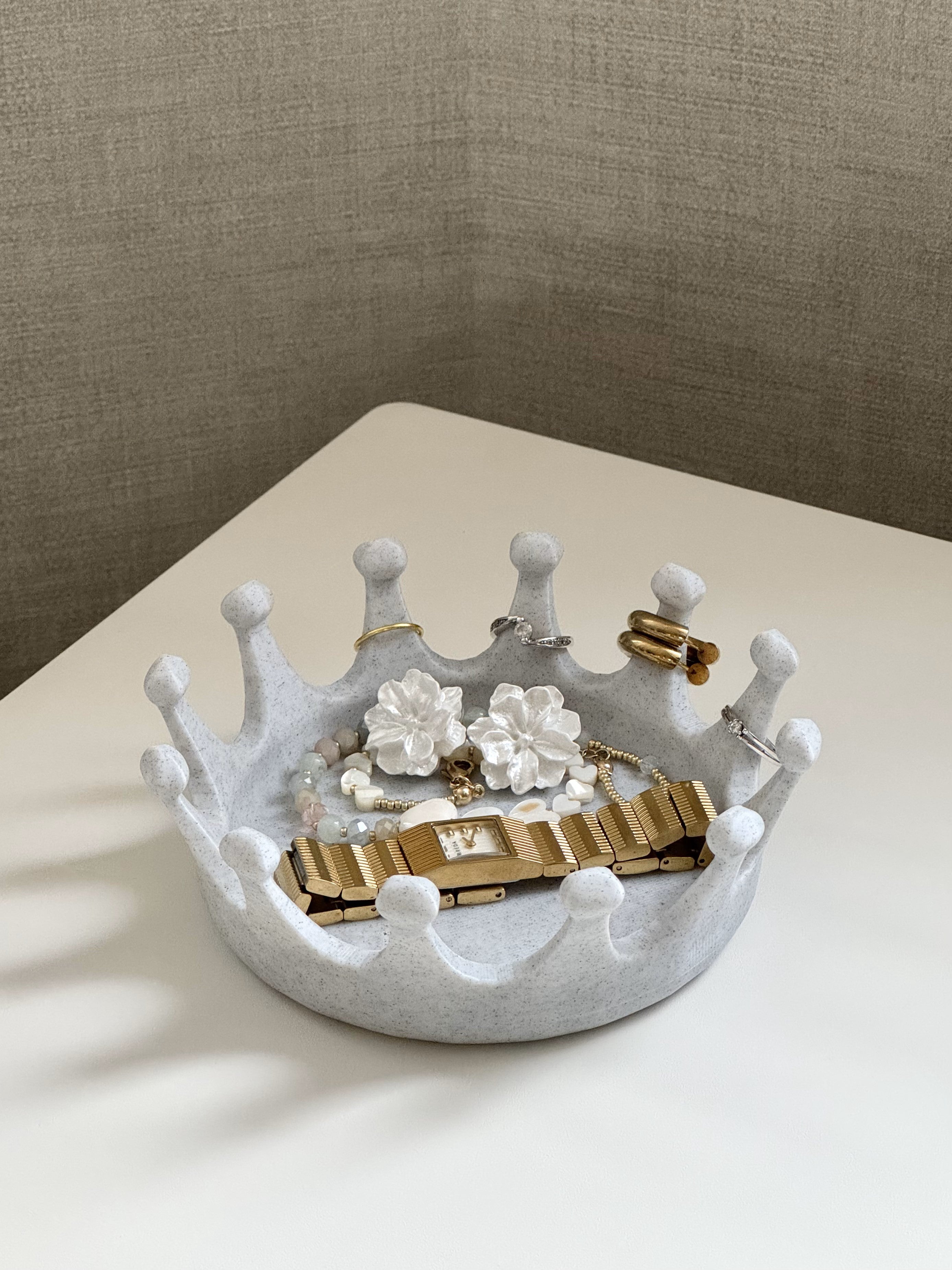 Taç Tasarımlı Dekoratif Takı Düzenleyici – Şık ve Modern Aksesuar Standı