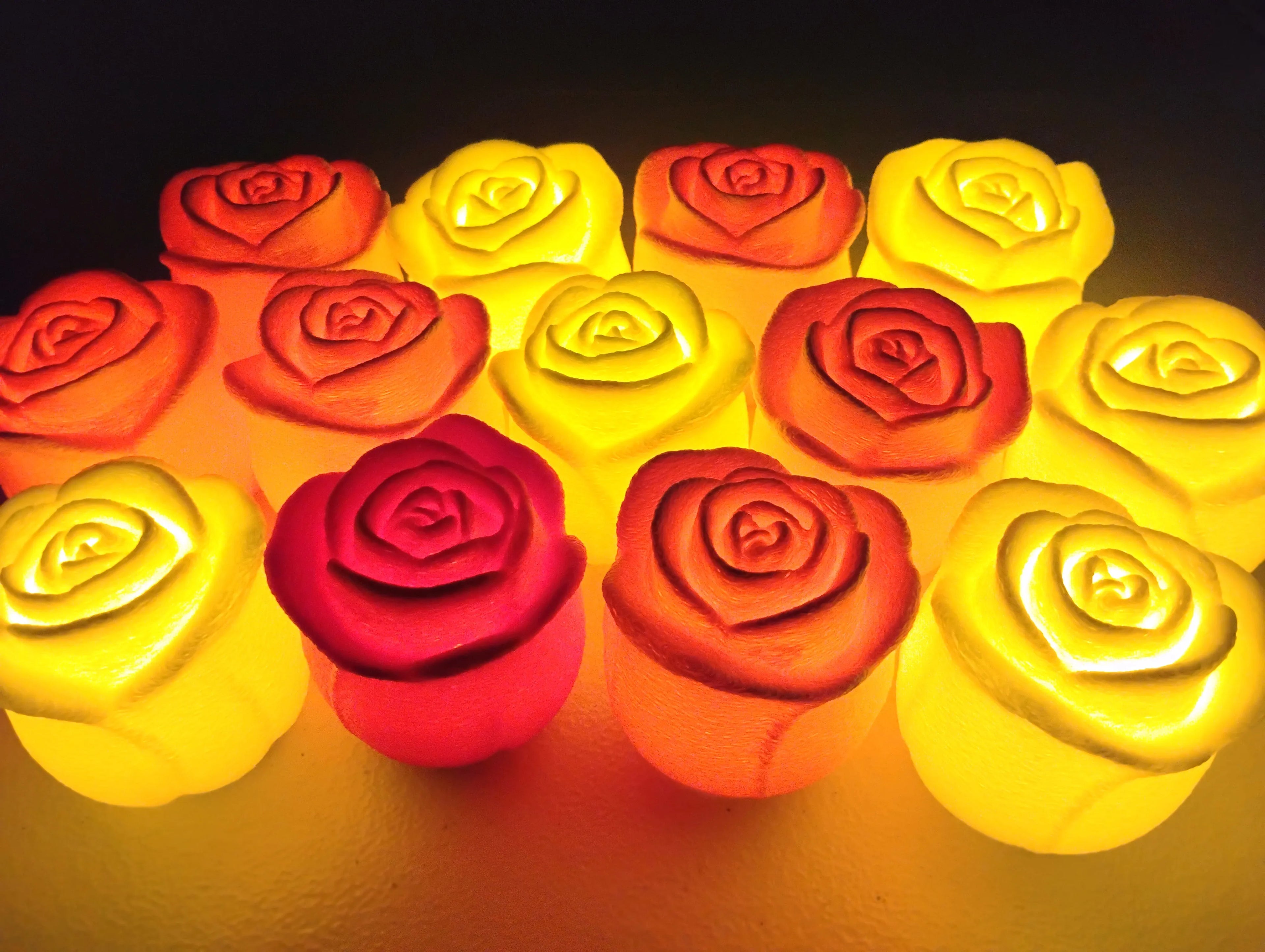 Gül Tasarımlı Pilli LED Mumluk – Dekoratif Işıklı Gül