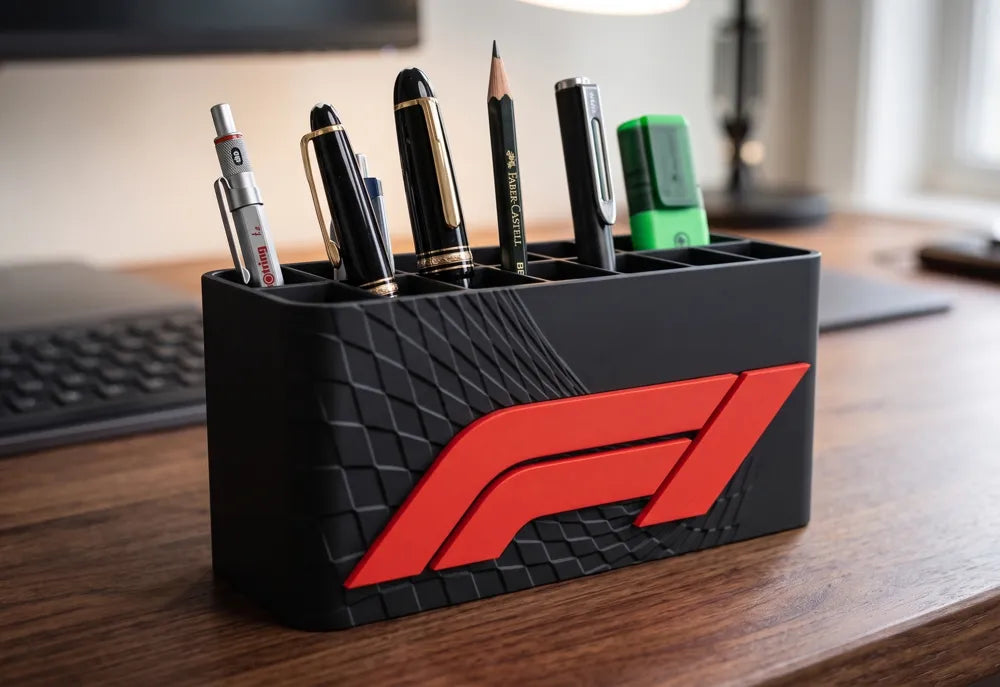 F1 Temalı Çok Bölmeli Masaüstü Kalemlik – Formula Yarış Dekorlu Organizer