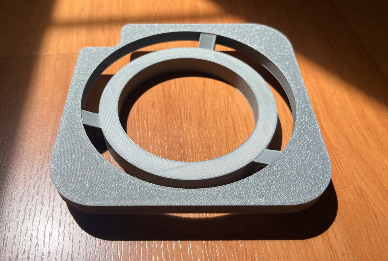 Mac Mini M4 Standı – Minimal, Güçlü ve Profesyonel Masaüstü Düzeni