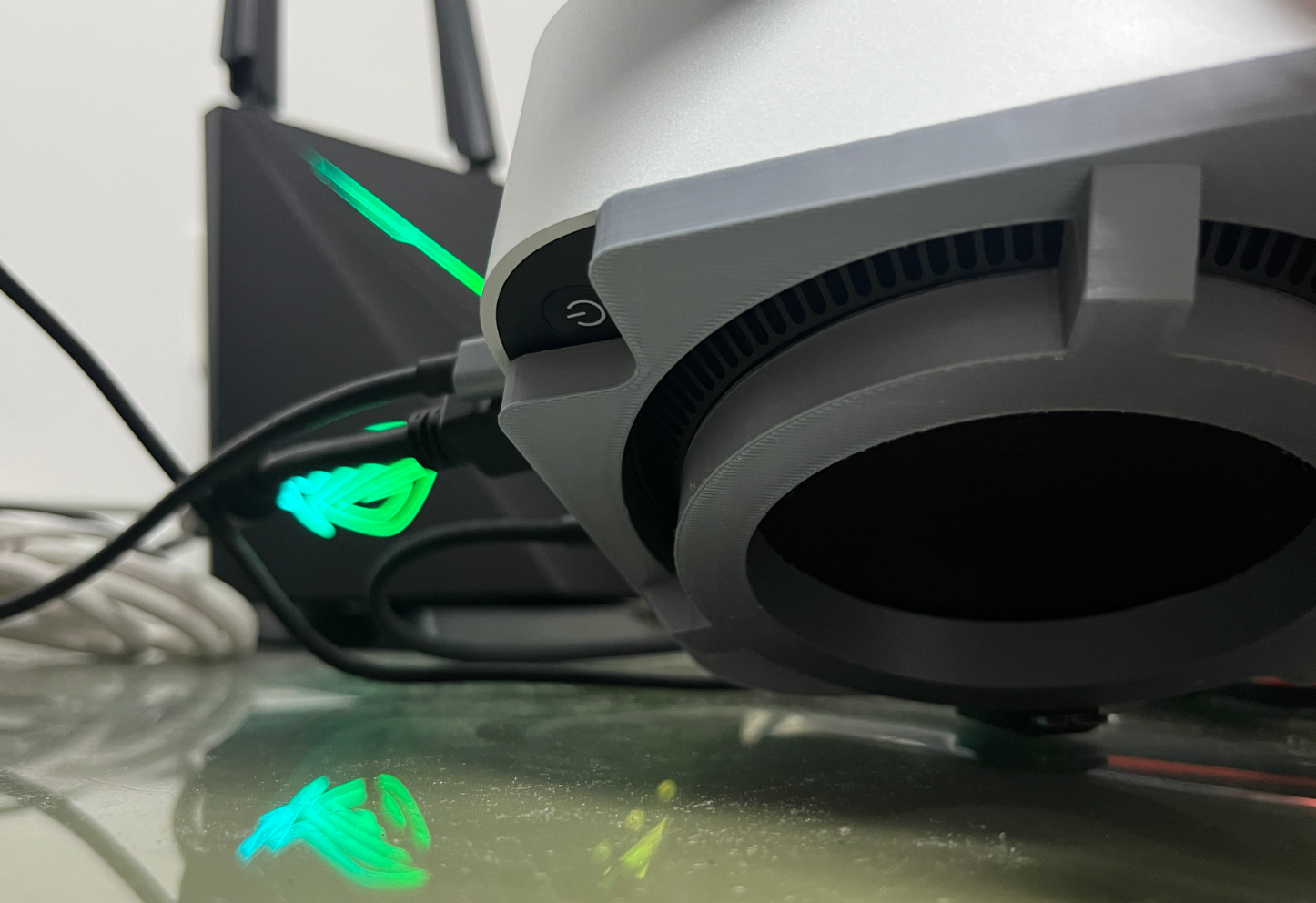 Mac Mini M4 Standı – Minimal, Güçlü ve Profesyonel Masaüstü Düzeni