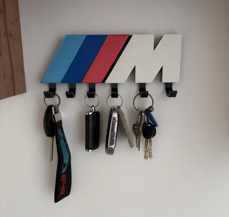 BMW M Tasarımlı Duvar Tipi Anahtar Askılığı – 6 Kancalı Dekoratif Organizer