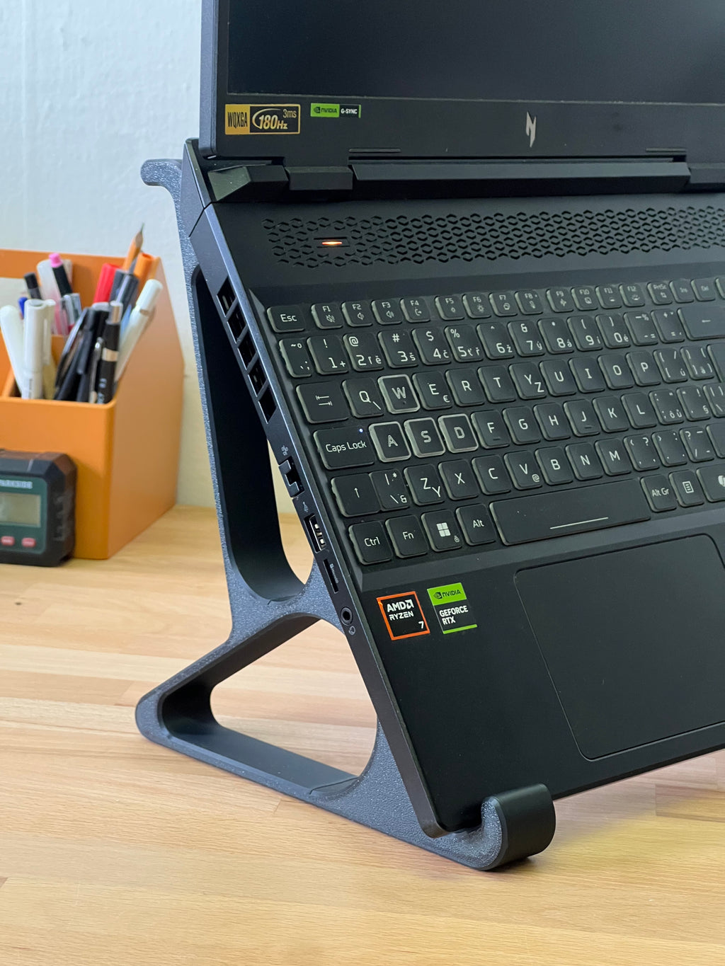 Ergonomik Laptop Standı – Ayarlanabilir Açılı Masaüstü Dizüstü Bilgisayar Standı (Profesyonel Ofis & Oyun Kullanımı)