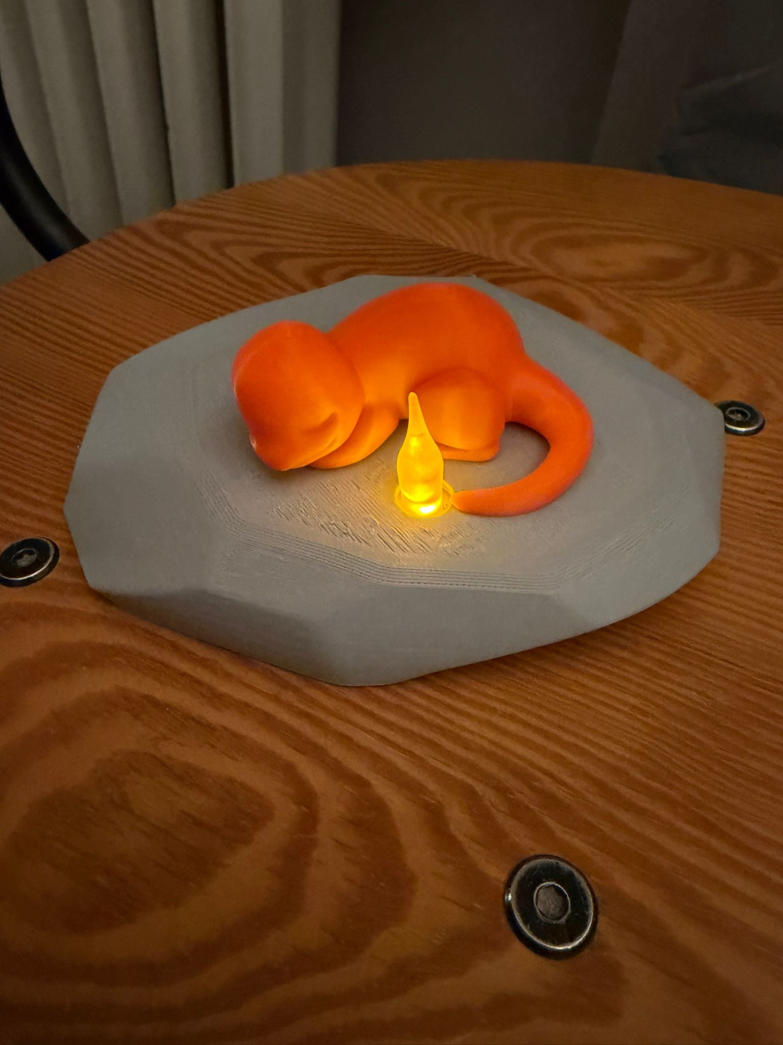 Uyuyan Charmander Tasarımlı LED Mumluk – Dekoratif Ortam Aydınlatma & Hediye Seçeneği