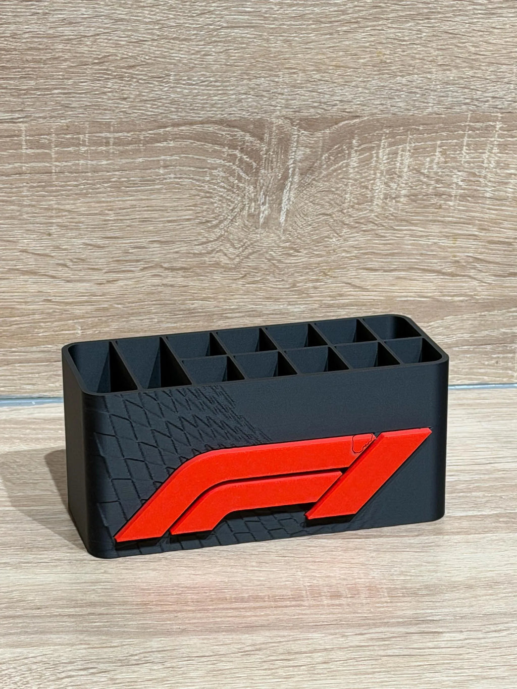 F1 Temalı Çok Bölmeli Masaüstü Kalemlik – Formula Yarış Dekorlu Organizer
