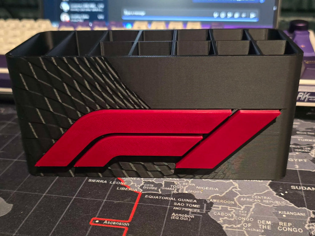 F1 Temalı Çok Bölmeli Masaüstü Kalemlik – Formula Yarış Dekorlu Organizer