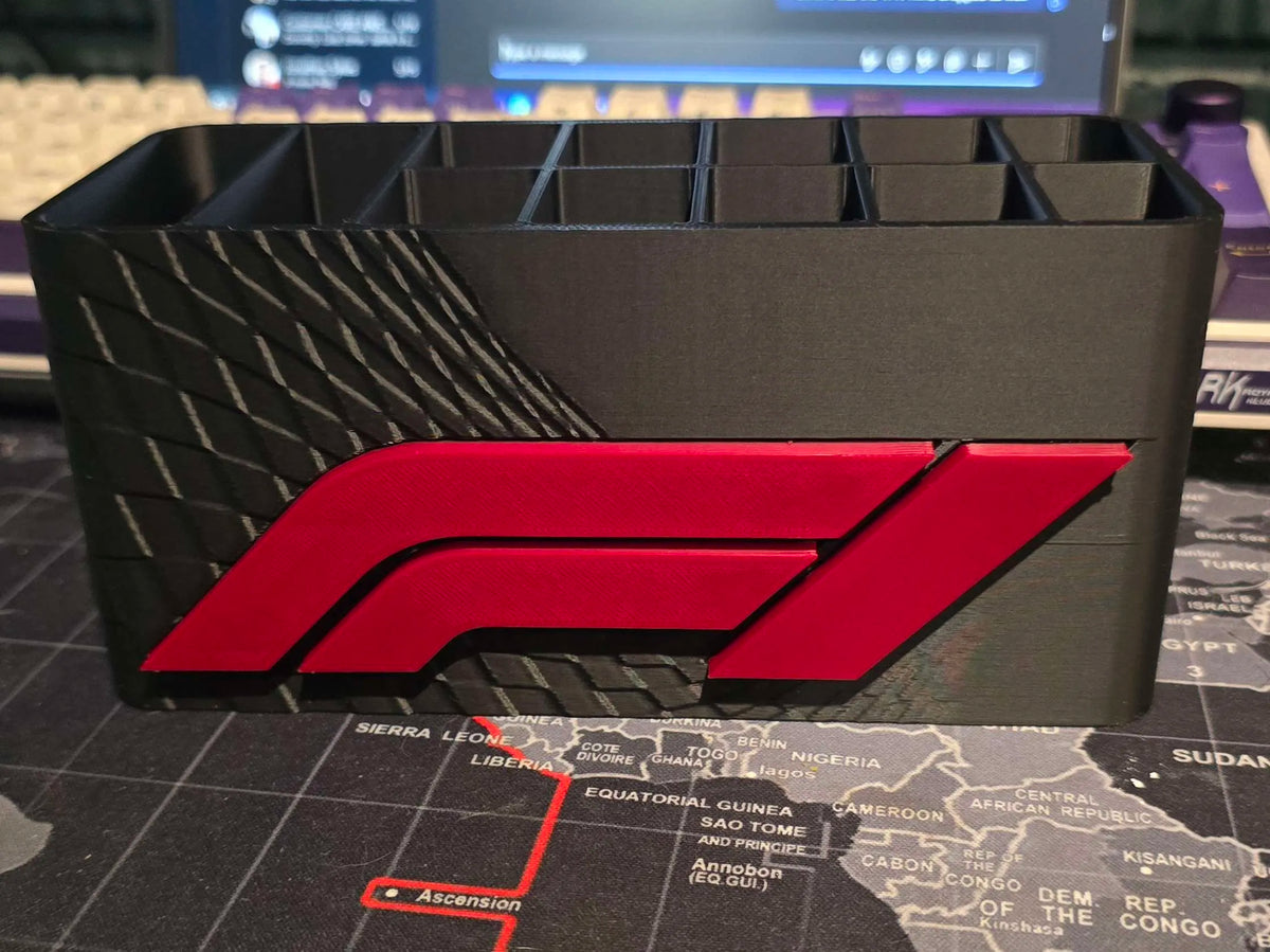 F1 Temalı Çok Bölmeli Masaüstü Kalemlik – Formula Yarış Dekorlu Organizer