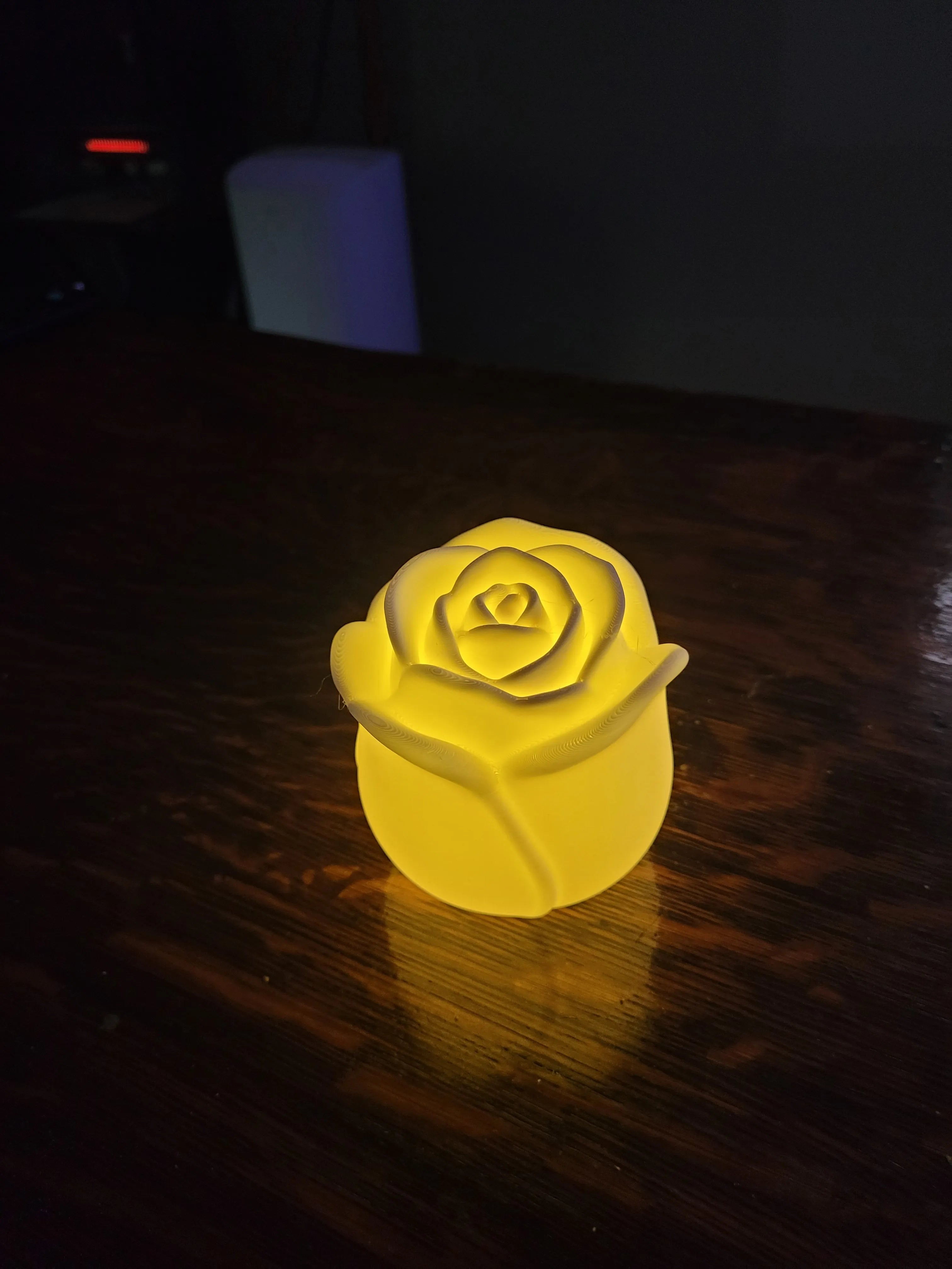 Gül Tasarımlı Pilli LED Mumluk – Dekoratif Işıklı Gül