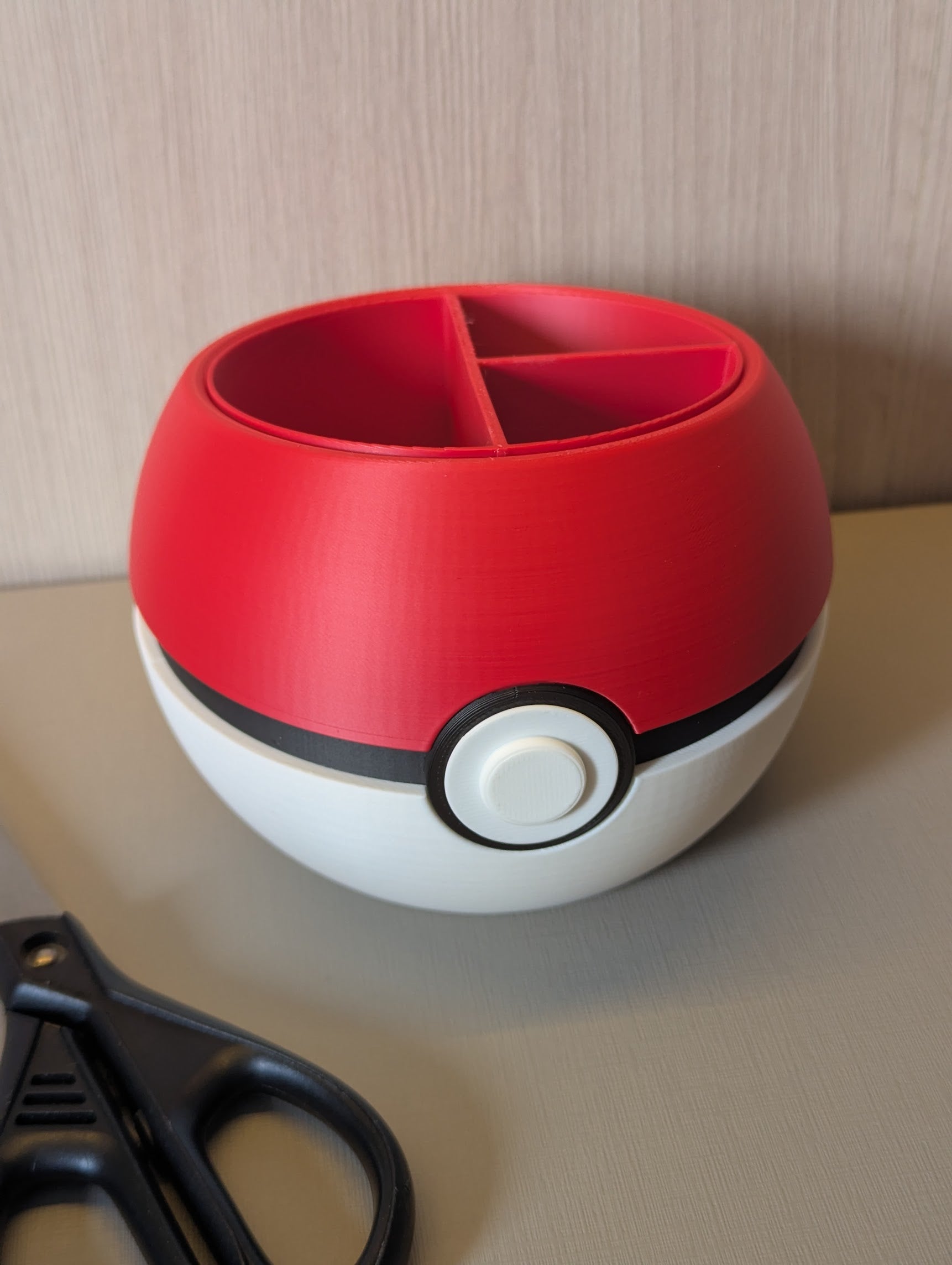 Pokeball Kalemlik – Dekoratif Masaüstü Kalem Tutucu & Organizer (Ofis ve Çocuk Odası için)